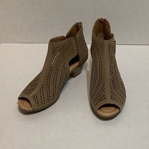 Earth Keri Khaki 7.5B suede booties
